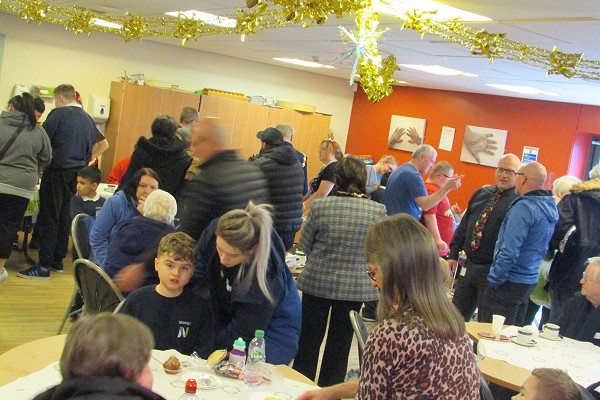 crowds in cafe